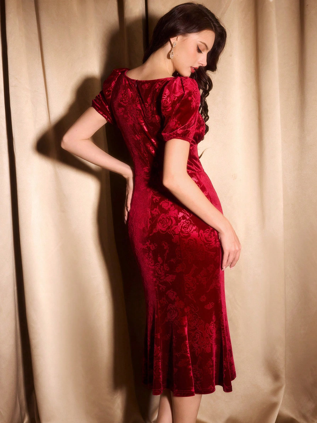 Get ready to turn heads at your next event with our Retro Velvet Bodycon Dress. The elegant flared puff sleeves add a touch of glamour and sophistication, while the soft velvet material keeps you comfortable and stylish. Perfect for autumn and winter occasions, this dress will make you stand out from the crowd.
