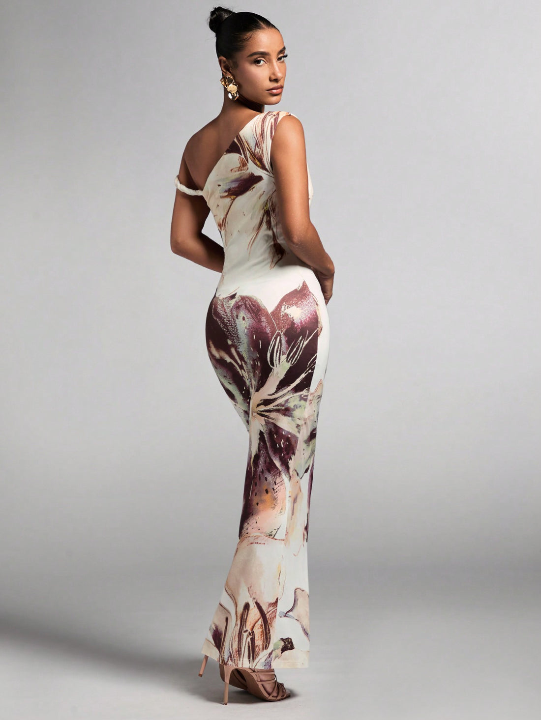 Brighten up your summer wardrobe with our Chic Floral Asymmetric Bodycon Dress! Perfect for your next vacation, this dress will make you feel stylish and confident while keeping you cool and comfortable. Its unique and playful design is sure to turn heads. Don't miss out on this must-have piece!