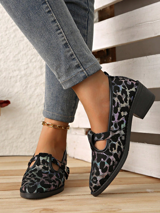 Chic Leopard Print Flat Sandals with Buckle - Comfort & Style for Every Step