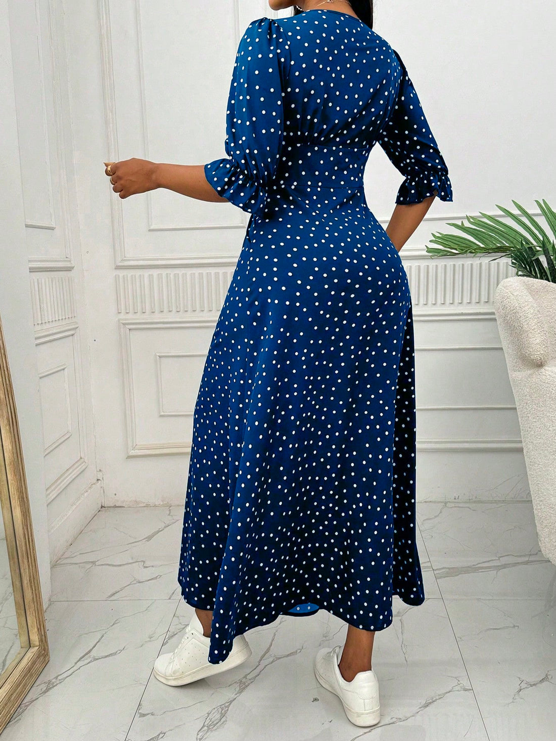 Get ready to slay spring and autumn with this effortlessly chic polka dot maxi dress! With puff sleeves and a flattering silhouette, this dress will take your style to the next level. Perfect for any occasion, it's a must-have for your wardrobe. Who says dressing up can't be easy (and fun)?