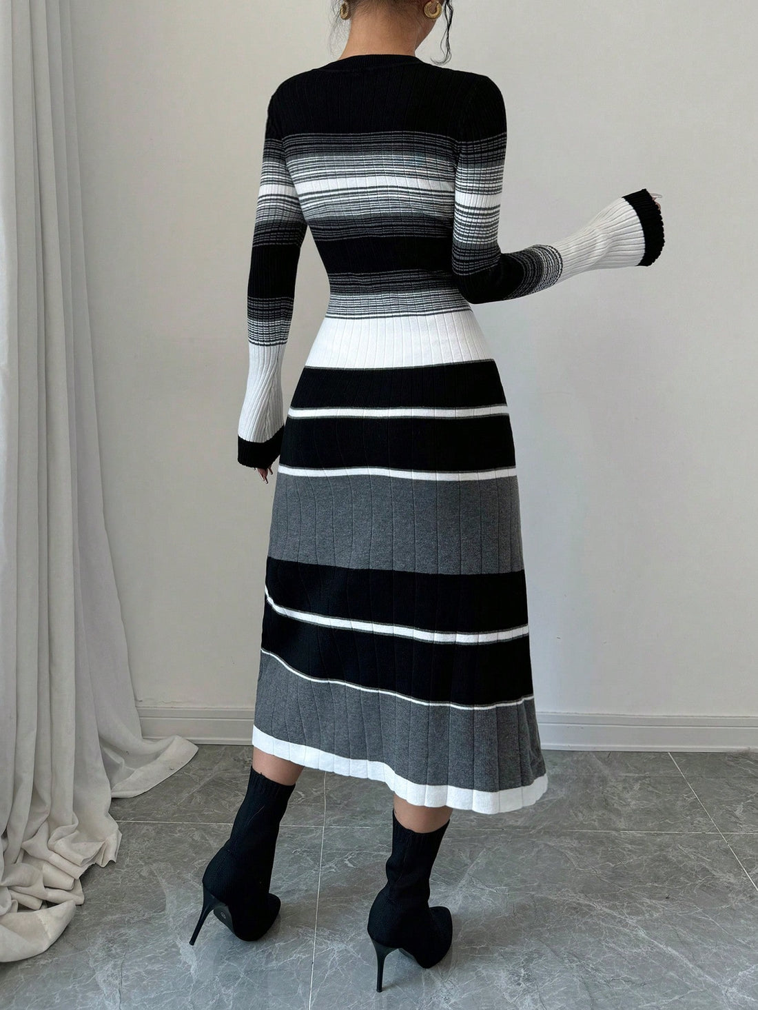Upgrade your wardrobe with our Chic Striped Contrast Color Flared Sleeve Midi Dress for Women. The stylish design features flared sleeves and a contrasting color palette, adding a touch of elegance to any occasion. With its chic and trendy look, this dress is perfect for any fashion-forward woman.