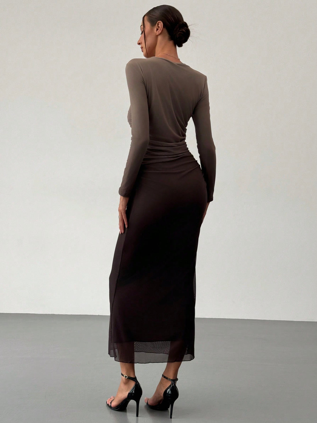 Meet the Chic Gradient Mesh Strapless Bodycon Dress, the perfect choice for those seeking an elegant American style. The gradient mesh design adds a touch of sophistication, while the strapless design accentuates your curves. Elevate your wardrobe with this must-have piece.