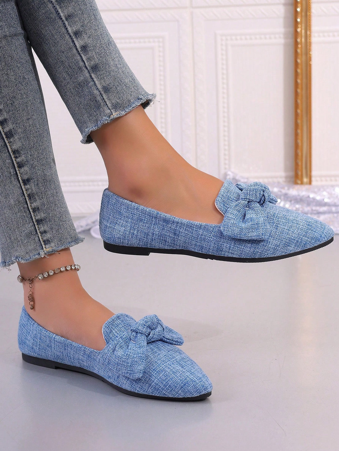 These chic blue bow decor casual flats are the perfect choice for spring and autumn. With its stylish design and comfortable fit, these flats are suitable for any casual occasion. The bow adds a touch of elegance, while the breathable material ensures your feet stay comfortable all day long.