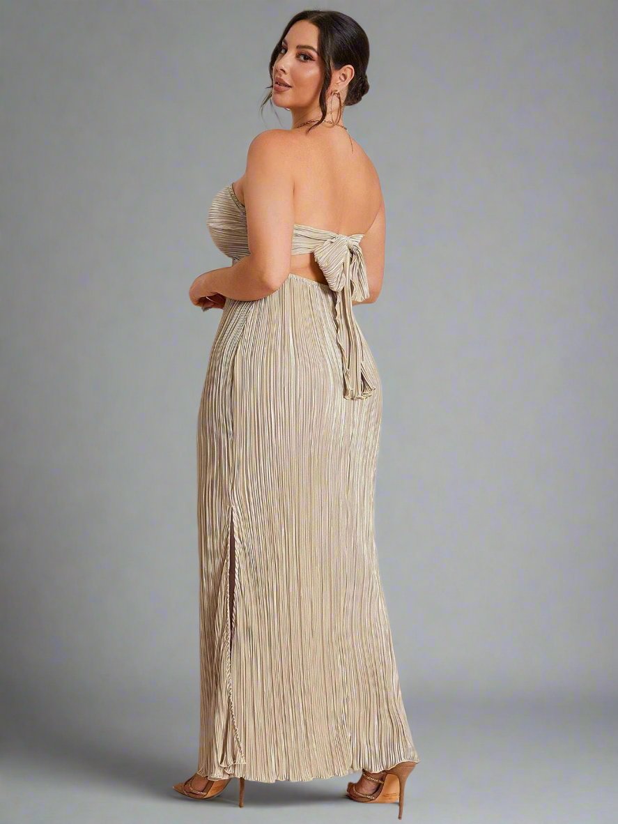 This elegant plus size bandeau fishtail dress features pleated fabric and a bow detail for a stylish and sophisticated look. Perfect for special occasions, the dress will accentuate your curves and make you feel confident and beautiful. The fishtail design adds a touch of glamour and the bandeau style is perfect for showcasing your décolletage.