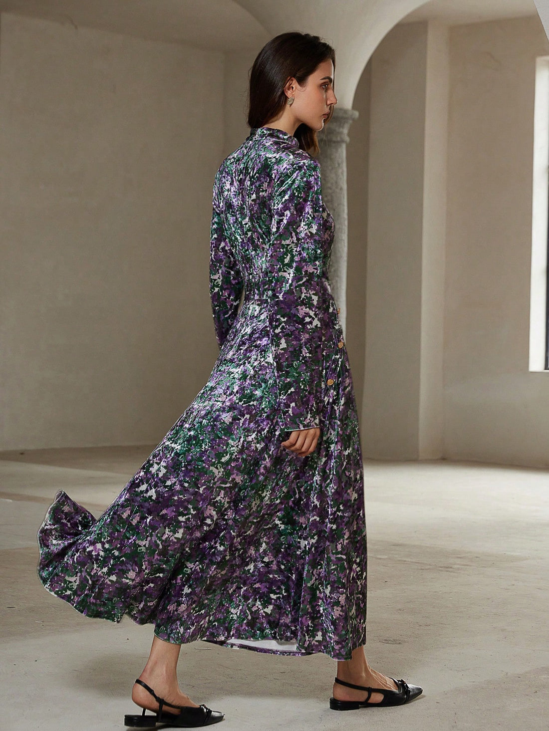 This elegant autumn dress features a chic velvet floral print, a stand collar, and metal buttons. Perfect for any occasion, this dress adds a touch of sophistication with its luxurious material and unique design. Update your wardrobe with this must-have piece for the upcoming season.