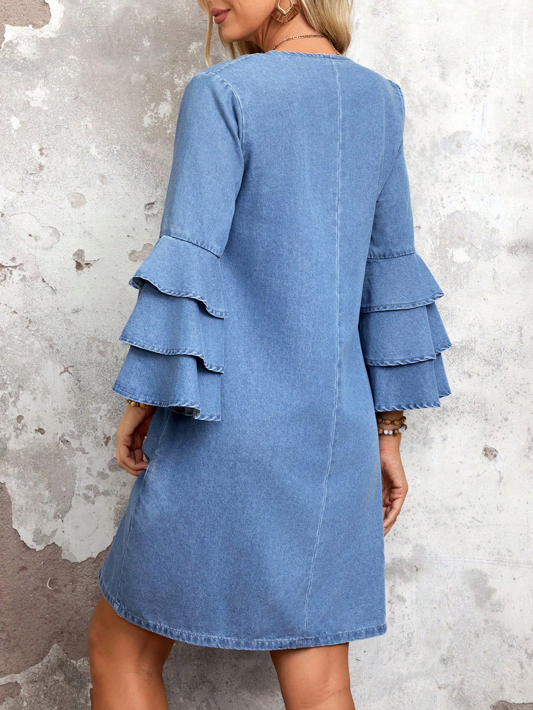 Effortlessly elevate your style with our Chic and Versatile Denim Dress with Pockets! The perfect choice for casual days, this dress offers a timeless and chic look while providing ultimate comfort. With functional pockets, you can easily carry your daily essentials. Look and feel confident in this must-have piece!