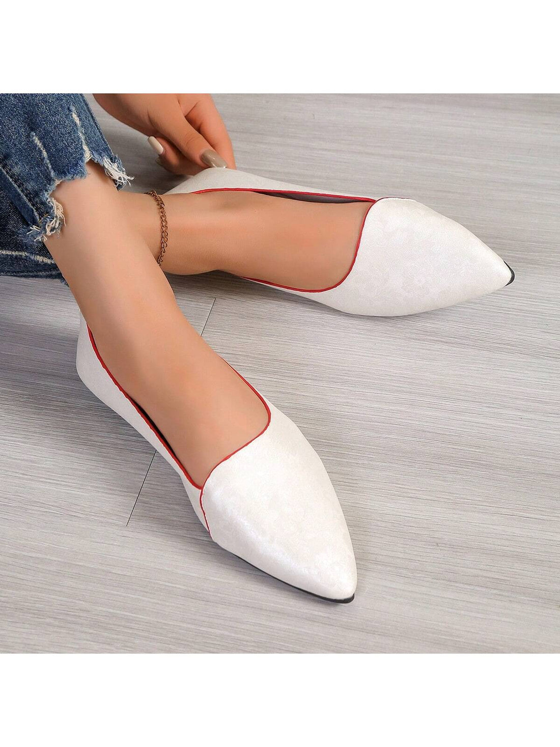 Introducing Timeless Elegance, the perfect addition to your shoe collection. These classic print flat shoes are designed for all seasons, providing comfort and style. With a timeless design and durable construction, these shoes are a must-have for every wardrobe. Elevate your look and step out in elegance.