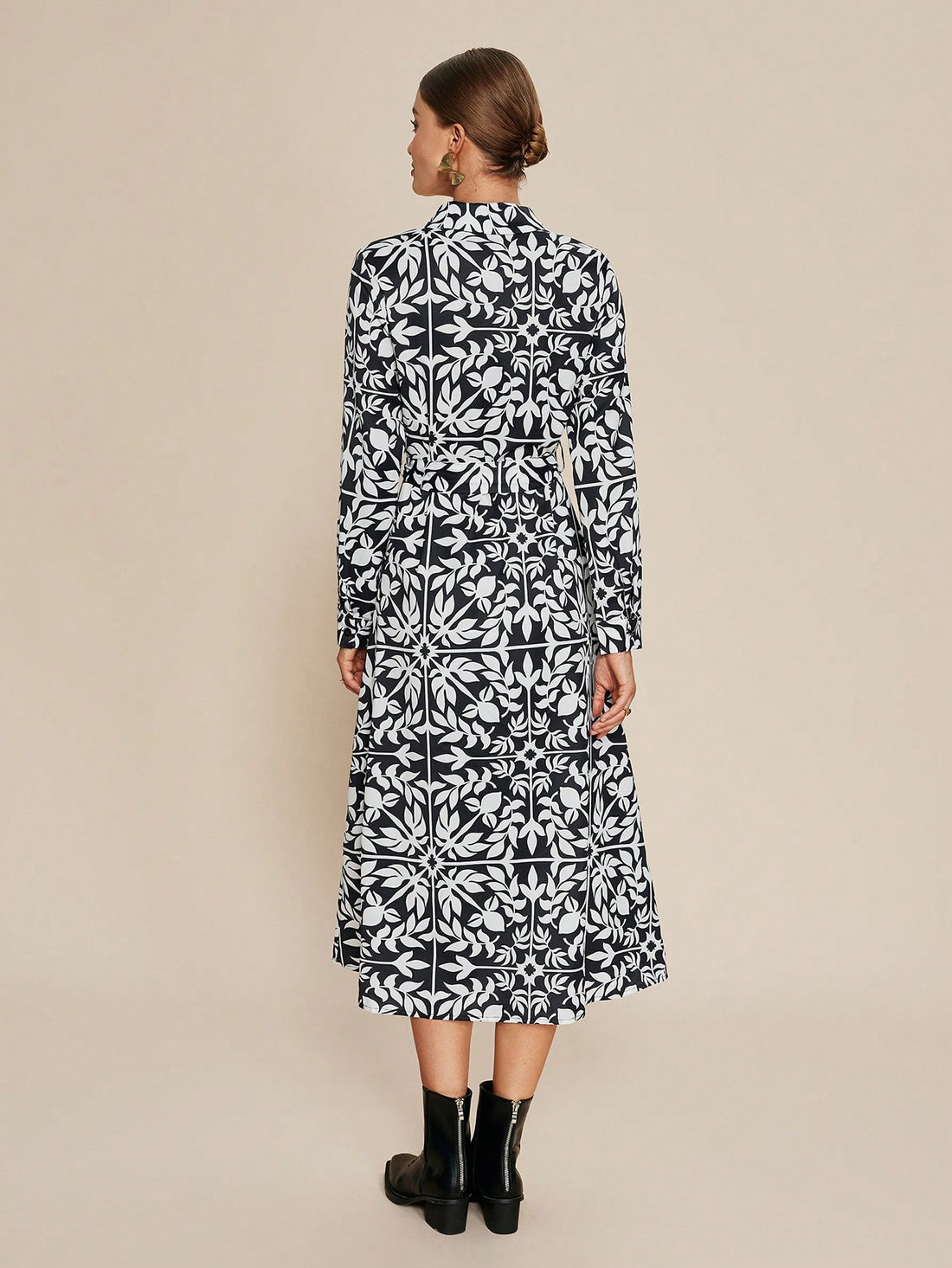 This shirt dress is perfect for autumn with its elegant floral print and long sleeves. The split hem adds a stylish touch to the dress. Stay fashionable and comfortable all season long!