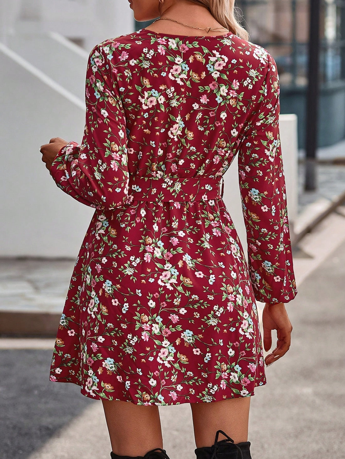 This chic floral V-neck midi dress is the perfect addition to your wardrobe. With a waist belt to flatter every figure, you can confidently wear it for any occasion. The timeless design will make you stand out without sacrificing comfort. Get ready to turn heads and feel confident in this stylish and versatile dress.
