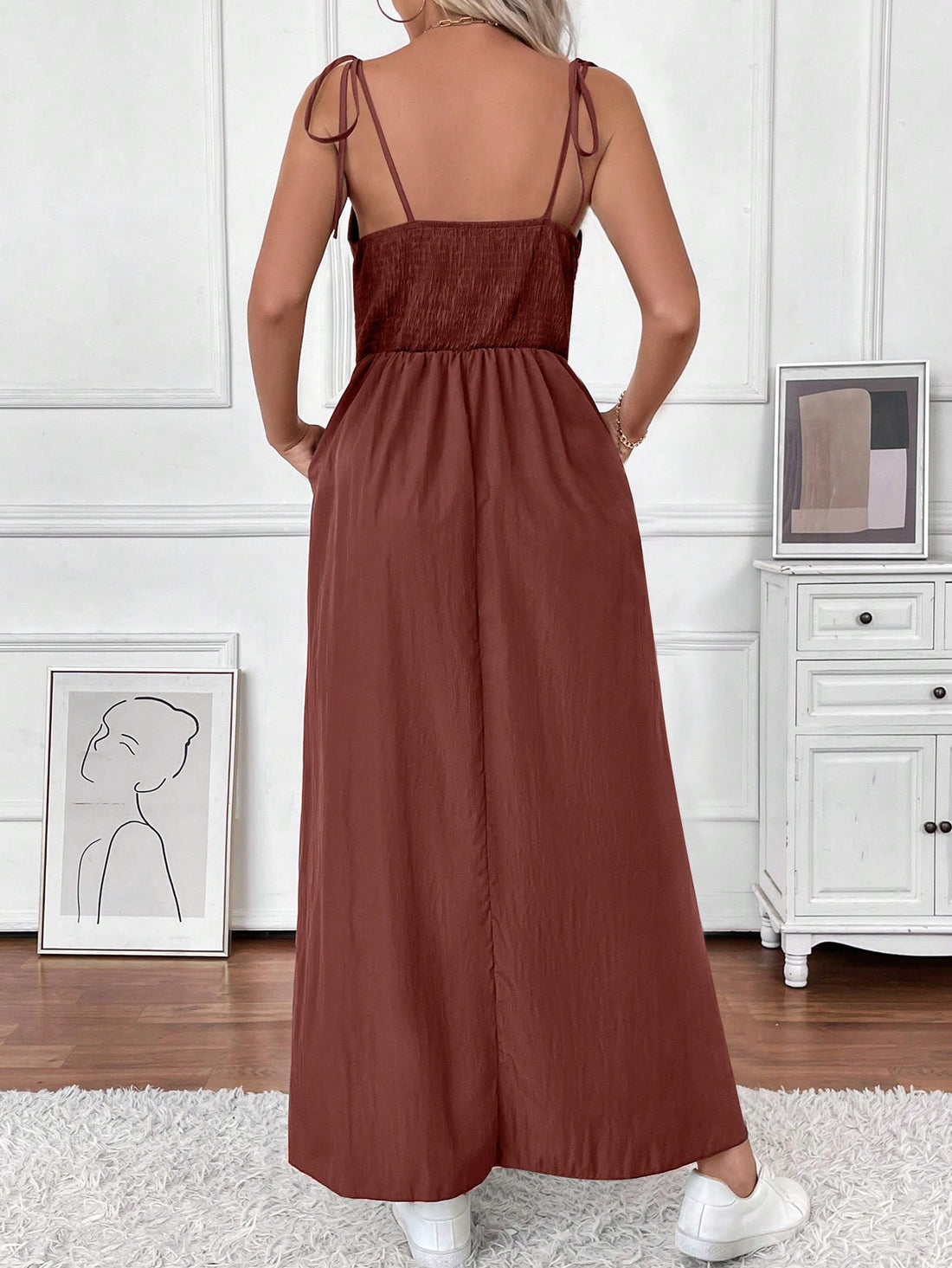 Be effortlessly stylish this summer with our sleeveless dress. Solid colors and pockets add a touch of convenience and chicness to your wardrobe. Grab yours now!