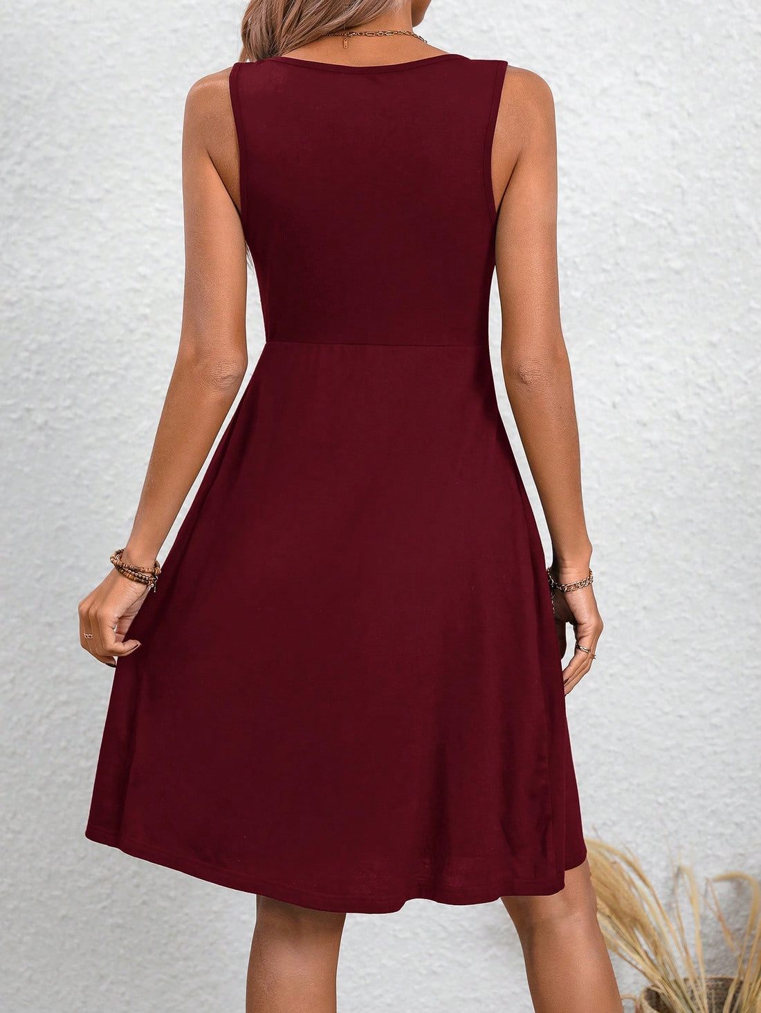 Stay stylish and comfortable in our Chic & Versatile Solid Color Dress with Pockets. Perfect for any occasion, this sleeveless dress features convenient pockets and a timeless solid color design. A must-have addition to your wardrobe!