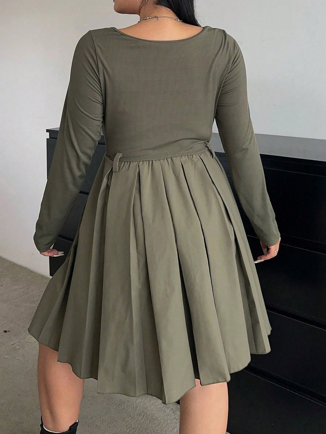Get ready for a playful twist on retro college style with our Plus Size Utility Crew Neck Dress. This A-Line dress features a military green hue and long sleeves, perfect for those cooler days. Embrace your unique sense of fashion with this quirky and fun addition to your wardrobe!