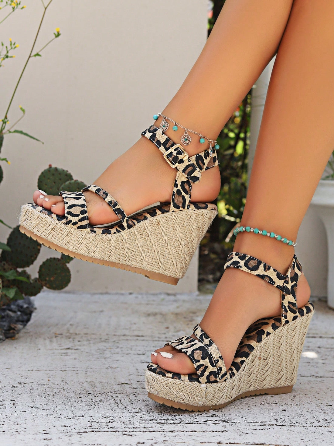 Step into sunshine with these Chic Bohemian Summer Straw Woven Platform Wedge Sandals! Designed for comfort and style, their woven straw texture and retro buckle add a fun, vintage flair. The plus-size friendly fit means everyone can enjoy that effortless boho vibe while gaining a boost in height. Perfect for warm days and carefree adventures!