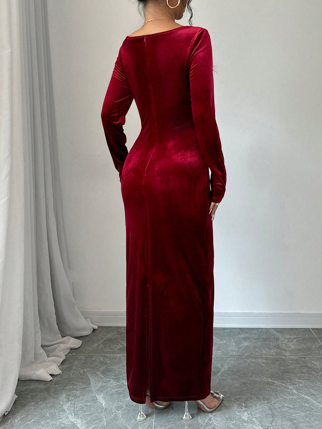 Expertly crafted with luxurious angora velvet, this chic bodycon dress will elevate your wardrobe. The classic square neck and pearl-embellished details add a touch of sophistication, while the furry trim adds a playful element. Perfect for any occasion, this dress is a must-have for any fashion-forward individual.