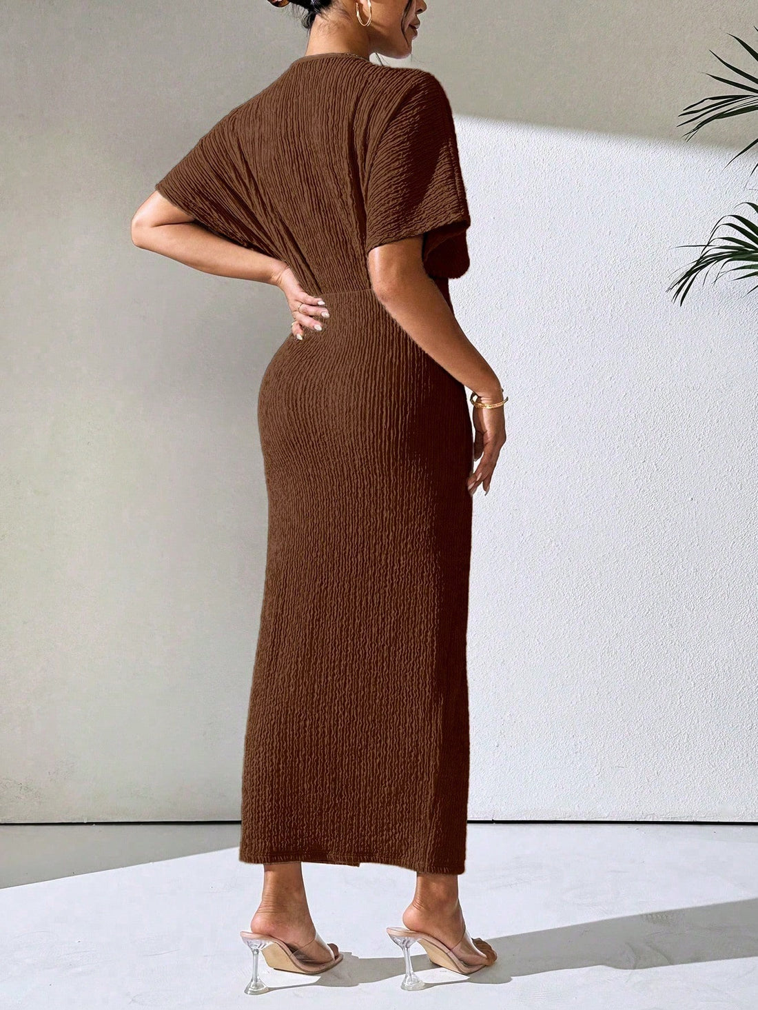 Indulge in luxurious Chic Elegance with our Women's Solid Color V-Neck Batwing Dress! The flattering v-neck and batwing sleeves create a sophisticated silhouette, while the ruched slit adds a touch of sexy appeal. Elevate your wardrobe with this must-have dress that exudes confidence and style.