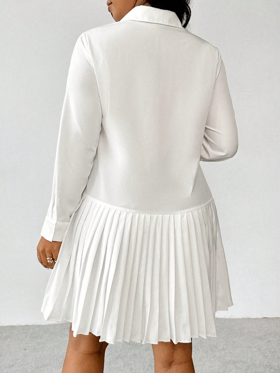 Effortlessly elevate your style with our Chic Pleated Hem Plus Size Button-Up Long Sleeve Shirtdress. Featuring a pleated hem and button-up design, this dress is perfect for any occasion. Crafted to fit plus sizes, you can feel confident and comfortable while looking effortlessly fashionable. Upgrade your wardrobe with this timeless piece.