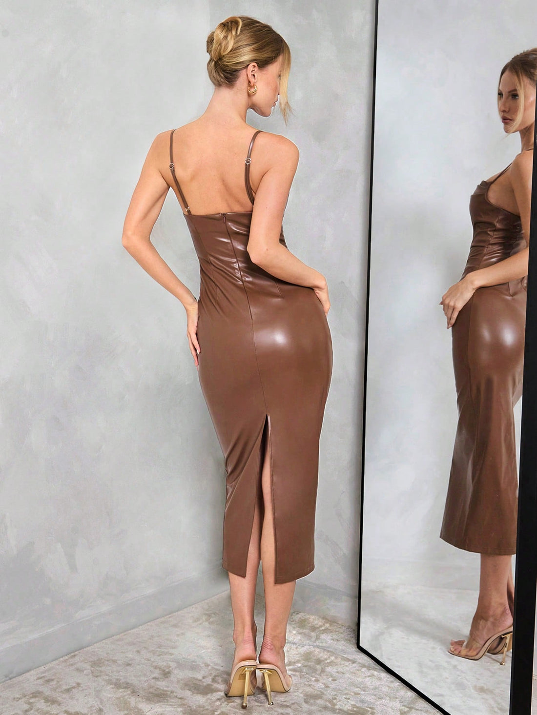 Unleash your chic fashion sense with our Black Backless Long Sleeve Dress! Perfect for chilly autumn and winter days, this dress is sure to turn heads. Its unique design and comfortable fit make it a versatile addition to your wardrobe. Get yours today and make a statement in style!