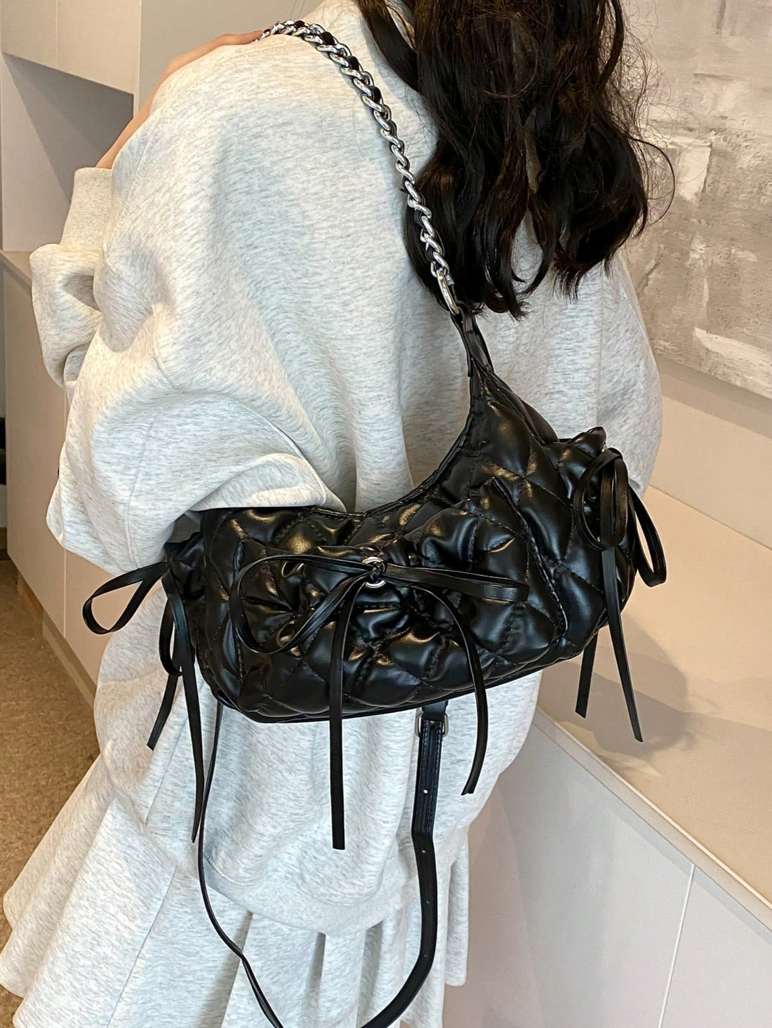 Add a pop of playful charm to your outfit with this foldable quilted shoulder bag. Its chic chain strap and cute bow decoration make it the perfect accessory for stylish women on the go. Lightweight and foldable, it’s easy to carry anywhere, combining function with fun flair.