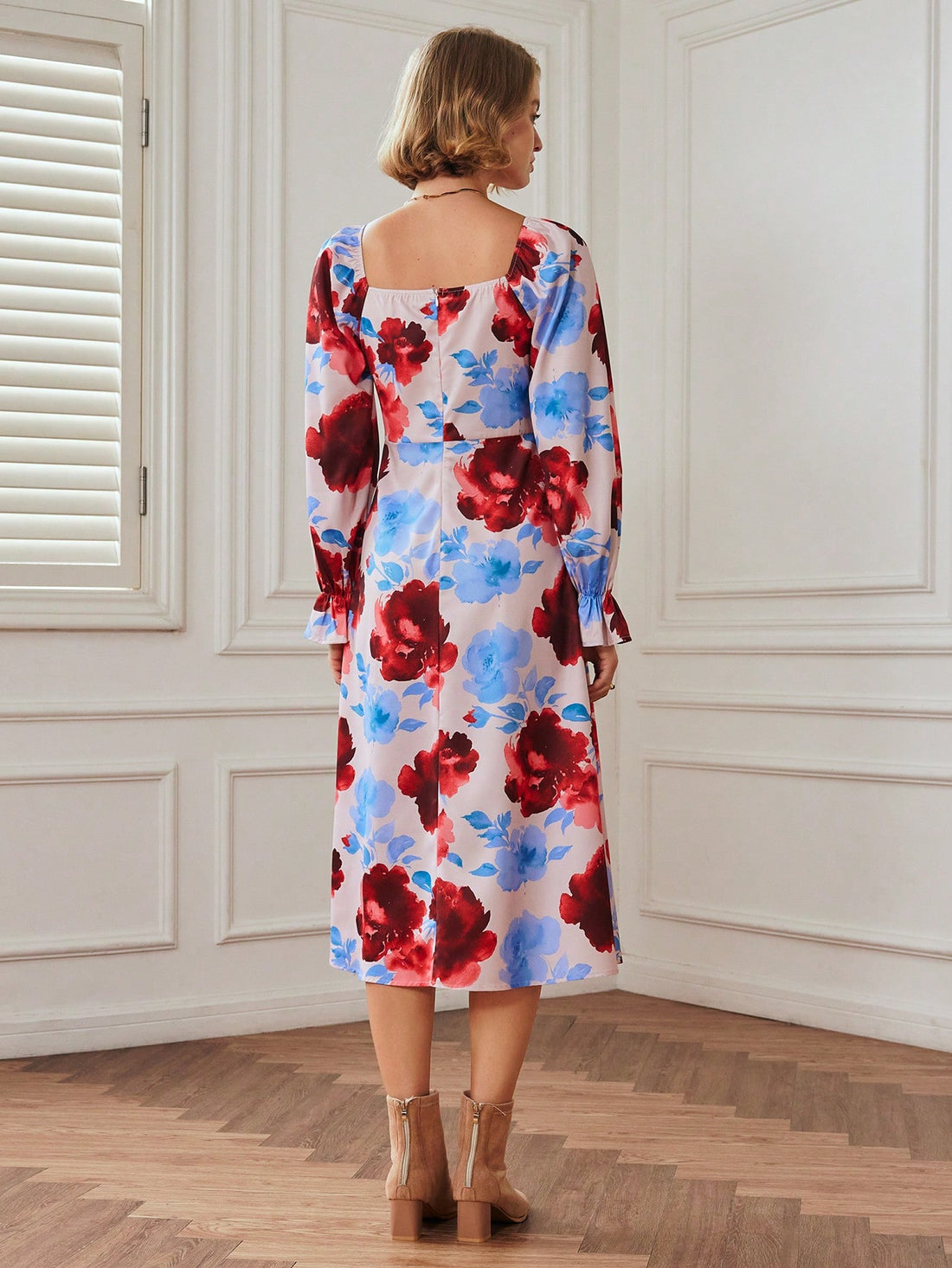 Make a statement with this elegant floral print high-neck dress for women. Featuring long sleeves and a side slit hem, this dress is perfect for any occasion. Stay stylish and comfortable at the same time!