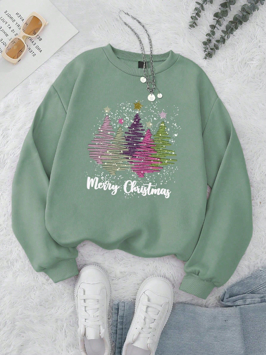 Celebrate the holiday season in style with our Festive Fleece sweatshirt for women! With a glitter letter print and a Christmas tree design, this sweatshirt brings both warmth and festive cheer. Perfect for holiday parties or cozy nights in!