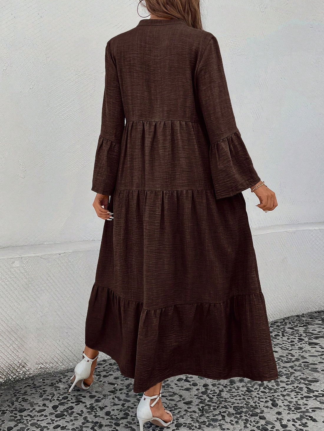 Get ready to show off your effortless holiday elegance with our Chic Notched Neck Flare Sleeve Maxi Dress! Its chic design features a notched neck and flare sleeves, adding just the right touch of sophistication. Perfect for any holiday occasion, this dress will have you looking and feeling amazing!