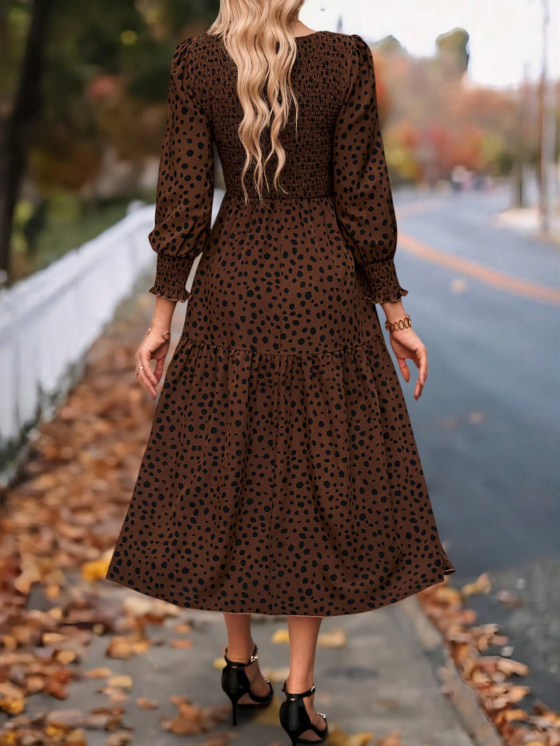 This chic polka dot dress effortlessly combines style and comfort, making it the perfect choice for any autumn occasion. Featuring trendy puff sleeves, it adds a touch of elegance to your look. Embrace effortless style with this must-have piece.
