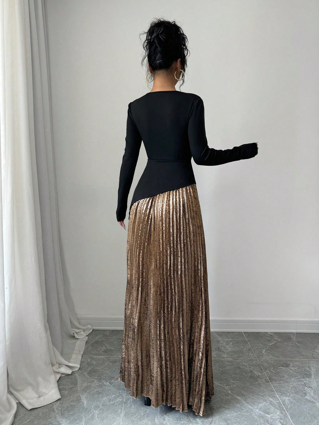 Elevate your elegance with our Chic Color Block Pleated Long Sleeve Dress. Made with expert craftsmanship, this dress boasts a sleek and modern design that is perfect for any occasion. With its elegant color blocking and pleated long sleeves, this dress will enhance your style and make you stand out from the crowd.