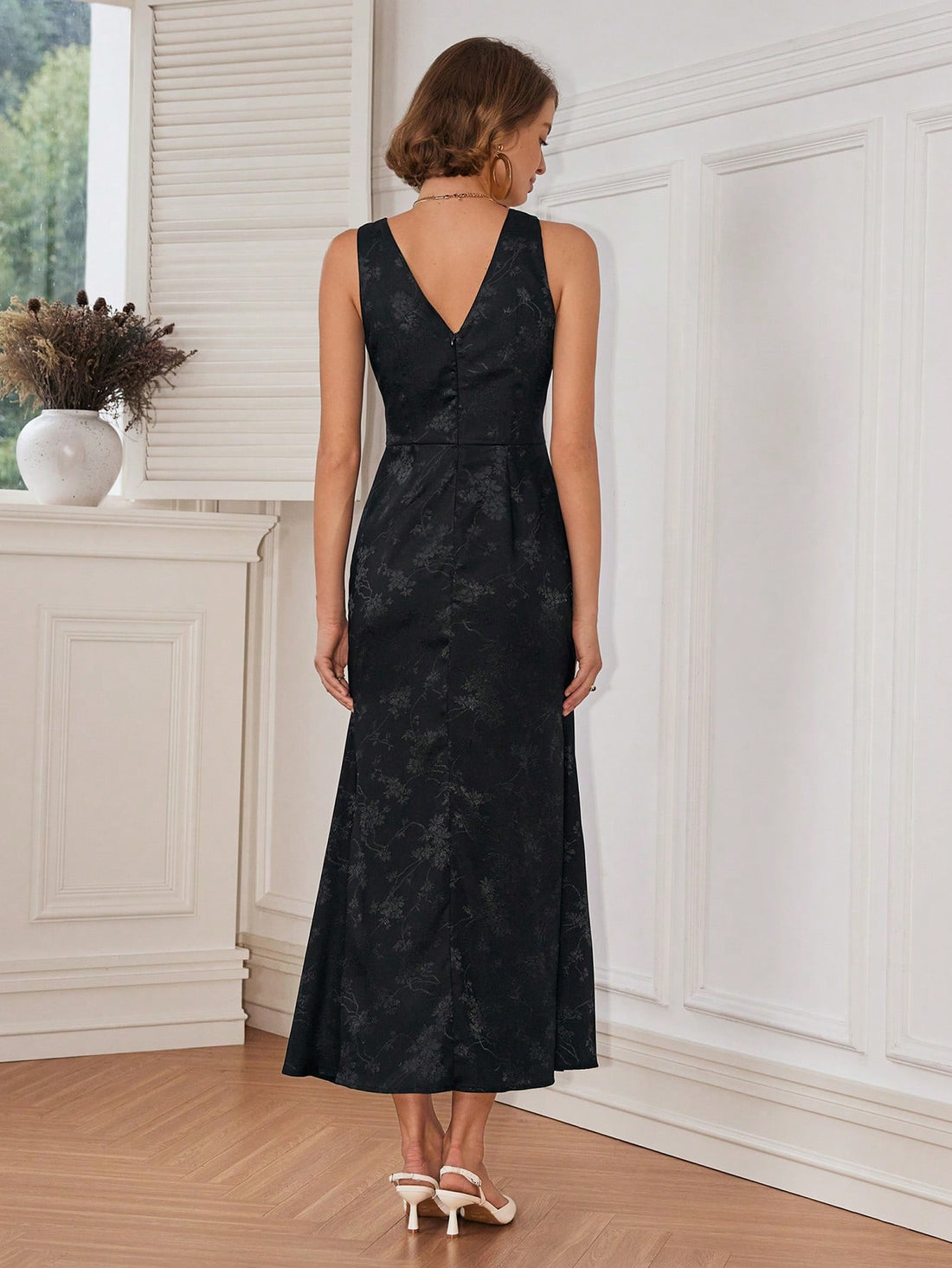 Get ready to turn heads at any stylish occasion with our Women's Floral Jacquard V-Neck Sleeveless Elegant Dress. Made with a beautiful floral jacquard fabric, this dress combines elegance and comfort for a stunning look. The V-neck design and sleeveless cut provide a flattering fit, perfect for any event.
