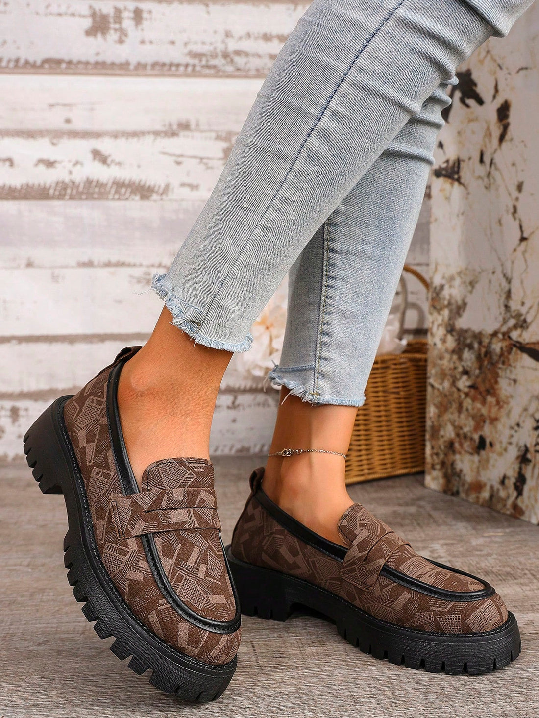 These chic retro British loafers are perfect for autumn. Made with cozy suede and featuring a stylish patchwork design, these slip-ons are both comfortable and fashionable. The mid-heel provides the ideal balance of height and comfort. Perfect for any autumn outfit.