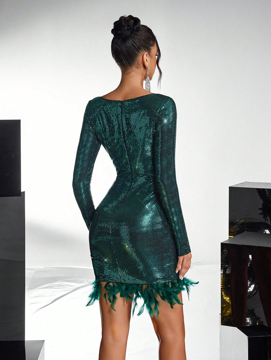 Step into the spotlight with this Elegant Dark Green Glitter Knitted Cocktail Dress! Featuring a flirty sweetheart neckline and shimmering glitter knit, it’s perfect for weddings and formal events where you want to dazzle. The rich green hue adds a touch of mystery, while the comfortable fit lets you dance the night away with confidence and charm.