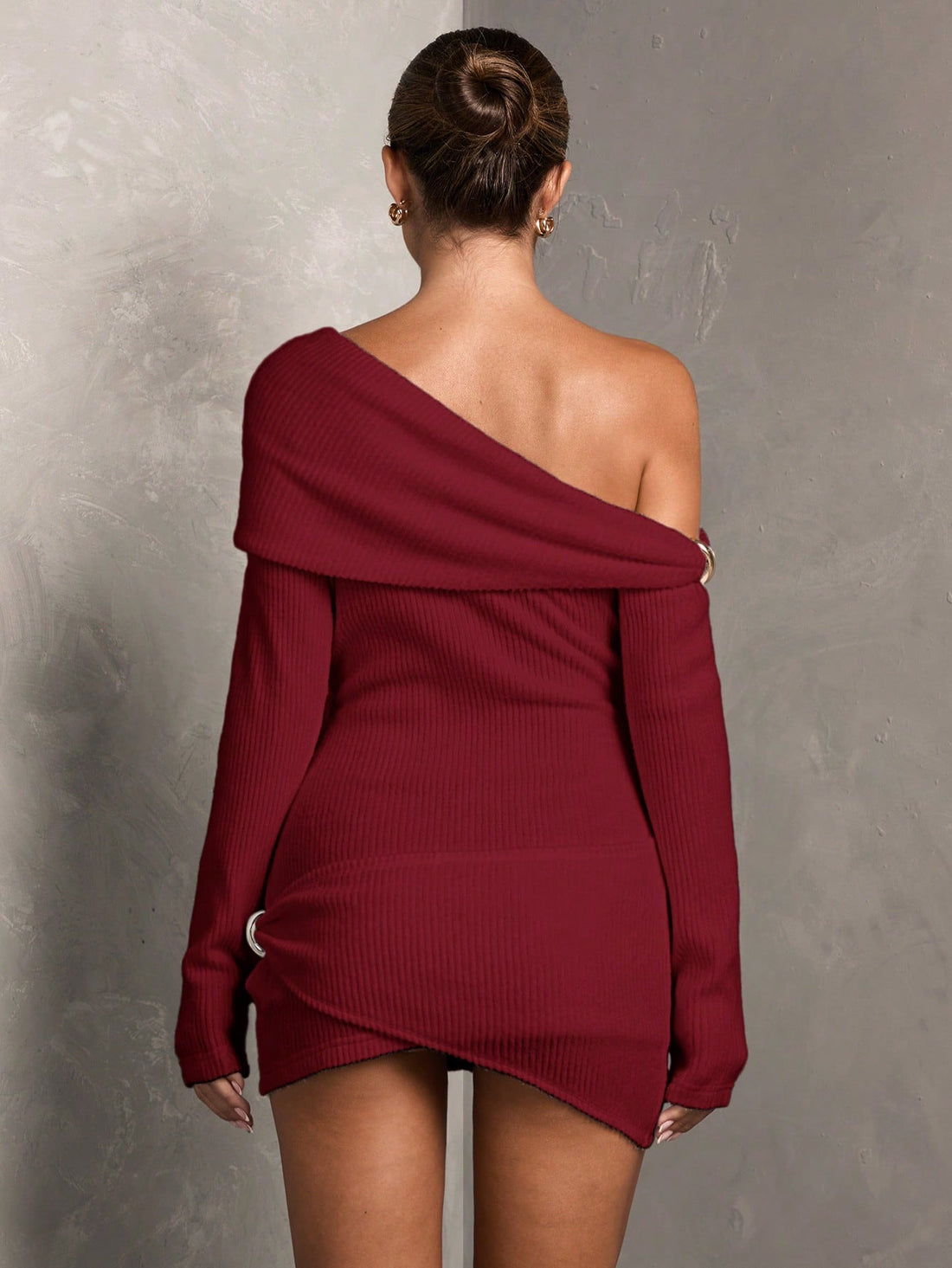 Turn heads with our Chic Asymmetric Collar Cross Wrap Dress. This dress features a unique, asymmetric collar and a cross wrap design, giving you effortless style. The elegant long sleeves add an extra touch of sophistication. Make a statement and stand out from the crowd with this dress.