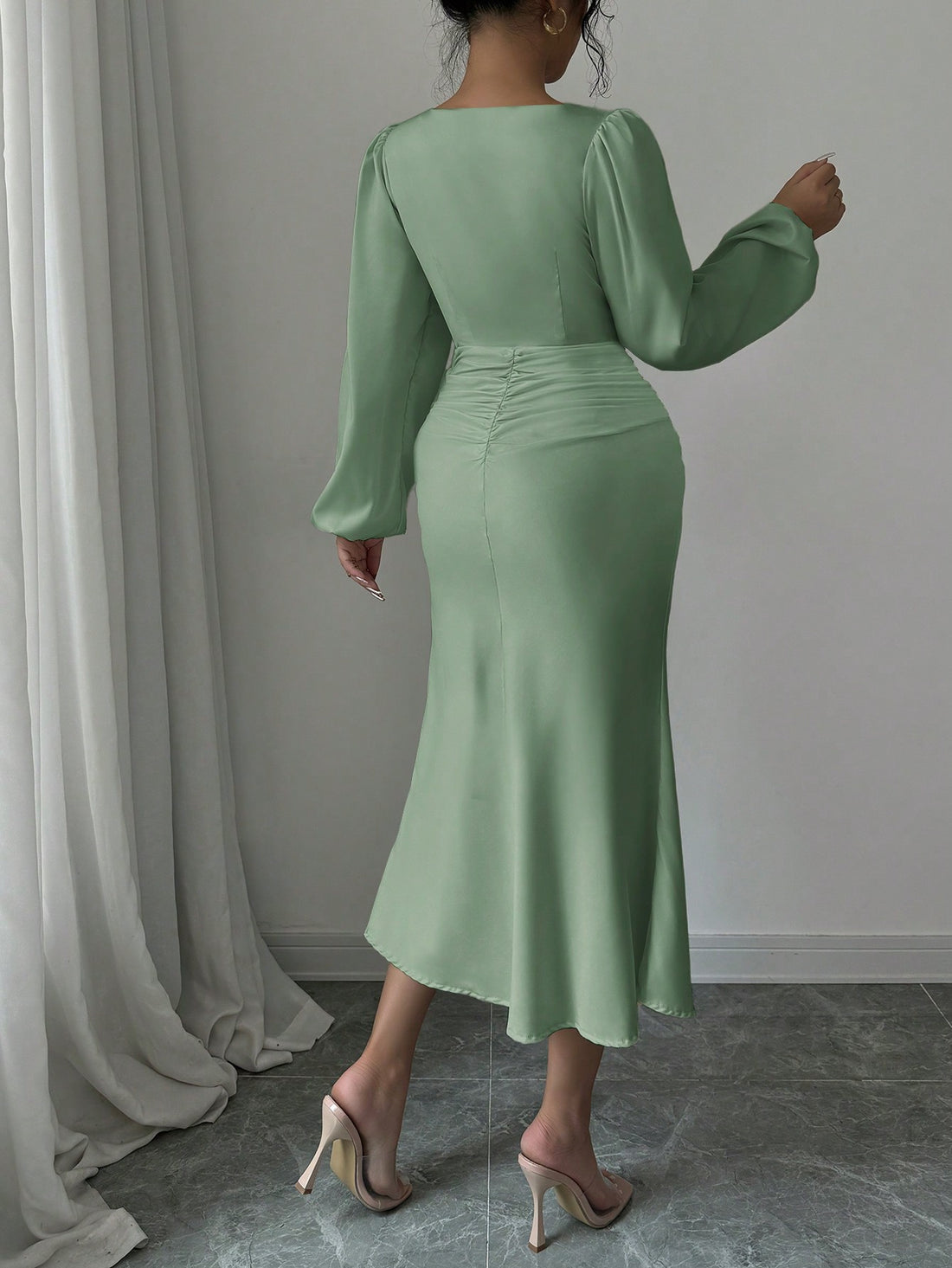 This Elegant Autumn Pleated Lantern Sleeve Dress is perfect for any casual occasion. Its gathered waist creates a flattering silhouette, while the lantern sleeves add an elegant touch. Made with high-quality materials, it combines comfort and style seamlessly. Make a statement with this must-have dress.