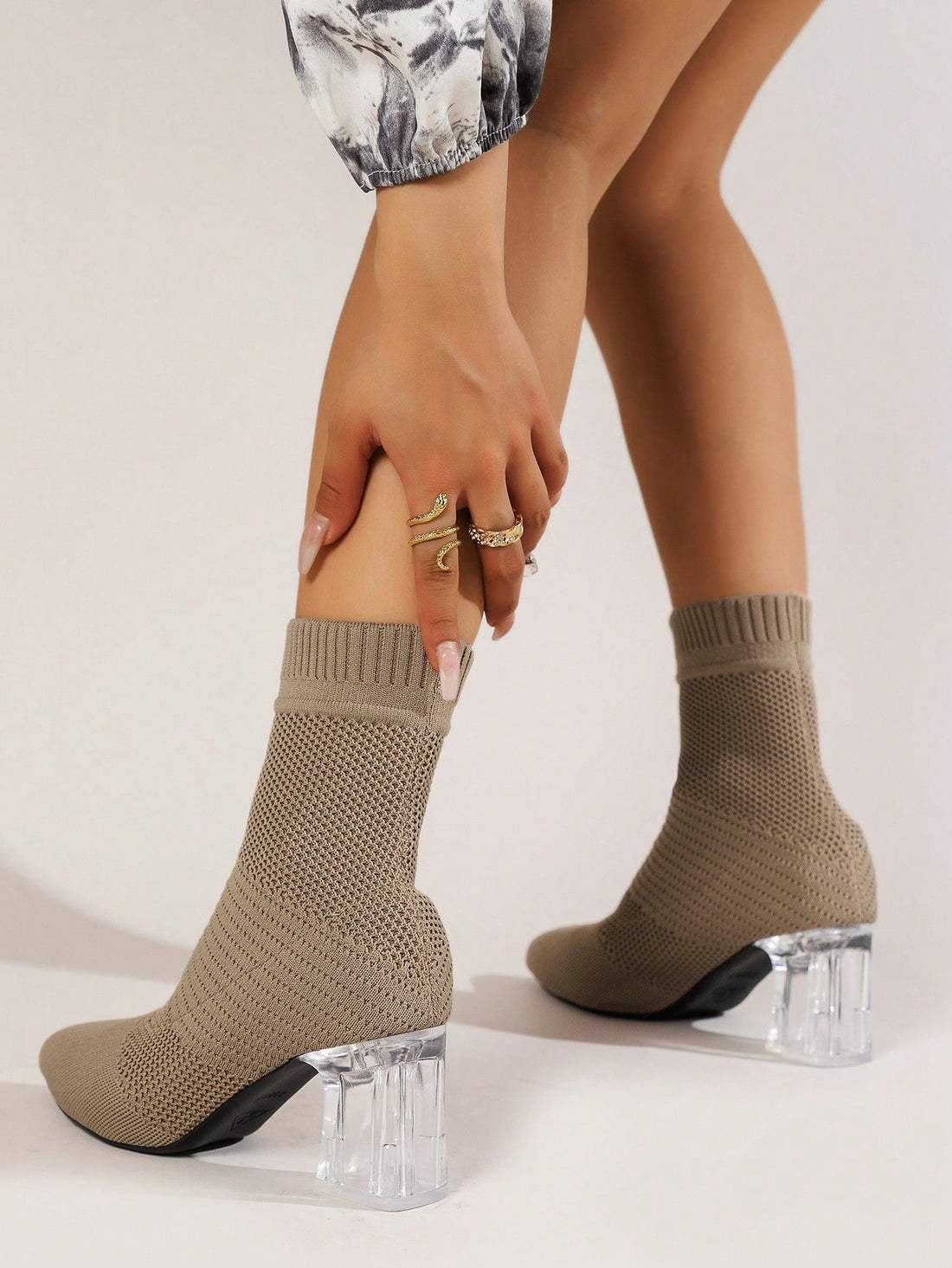 Elevate your Western cowgirl style with our chic striped elastic ankle boots. The elegant crystal heels add a touch of glamour to any outfit. The apricot color adds a unique twist to the classic design. Stand out from the crowd and step into these boots for a stylish and comfortable look.