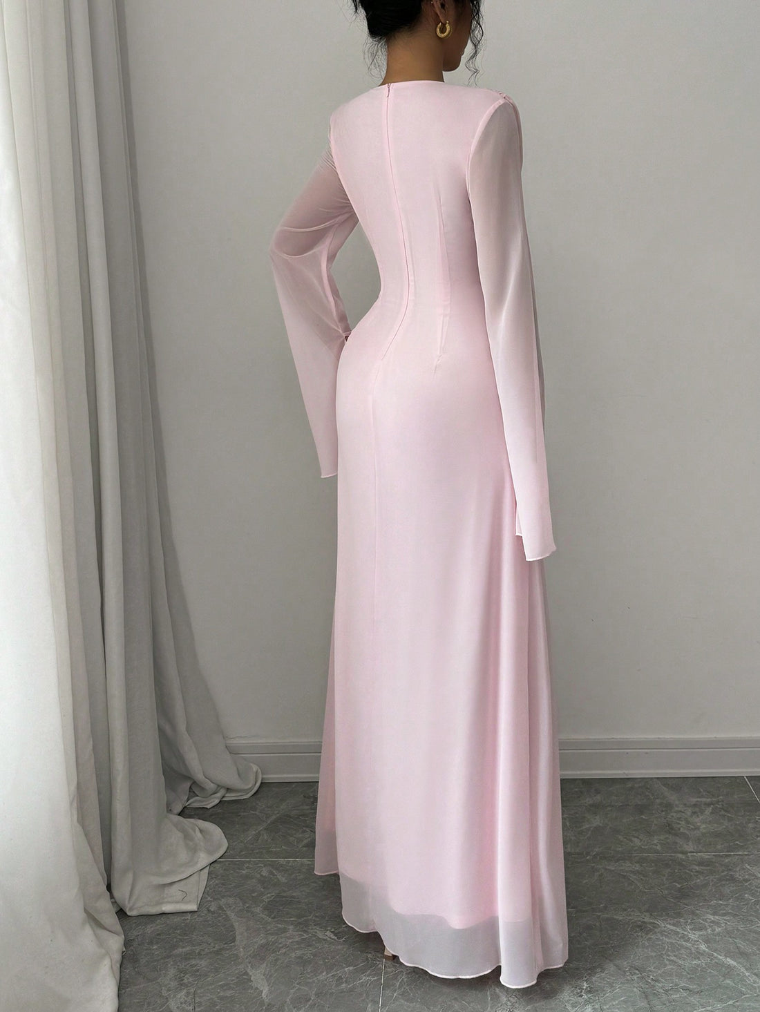 This elegant vintage-inspired dress features a romantic ruffled collar and flared sleeves, adding a touch of timeless charm to your wardrobe. Its classic design and high-quality material make it the perfect choice for any special occasion. Elevate your style with this sophisticated and feminine dress.