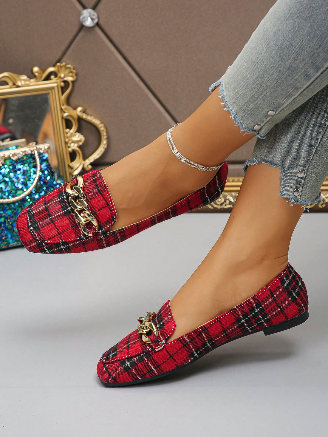 Experience comfort and style in these Elegant Plaid Print Flat Loafers. The metal chain detail adds a touch of sophistication, making them the perfect addition to your autumn casual wardrobe. With their classic design and durable construction, these loafers are ideal for all-day wear. Elevate your fashion game with these must-have shoes.