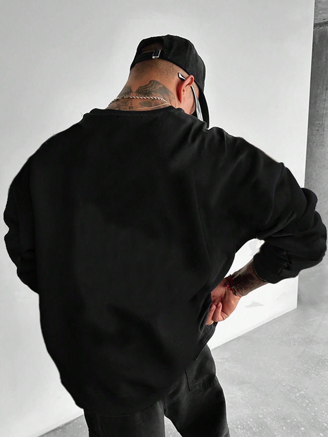 Get ready for some quirky love with this Cartoon Duck Print Crew Neck Sweatshirt! Perfect for any dad who doesn't take himself too seriously, this sweatshirt combines humor and style. Show your love for dad with this unique and playful piece. (Dad jokes not included!)