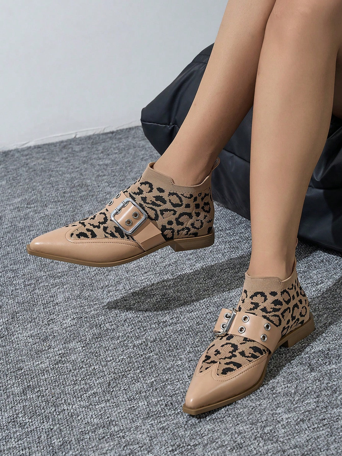 These ankle boots are perfect for any occasion. The stylish leopard print adds a touch of chic to any outfit, while the Chelsea design provides comfort and versatility. With a sleek and flat silhouette, these boots are a must-have for every fashionable woman.