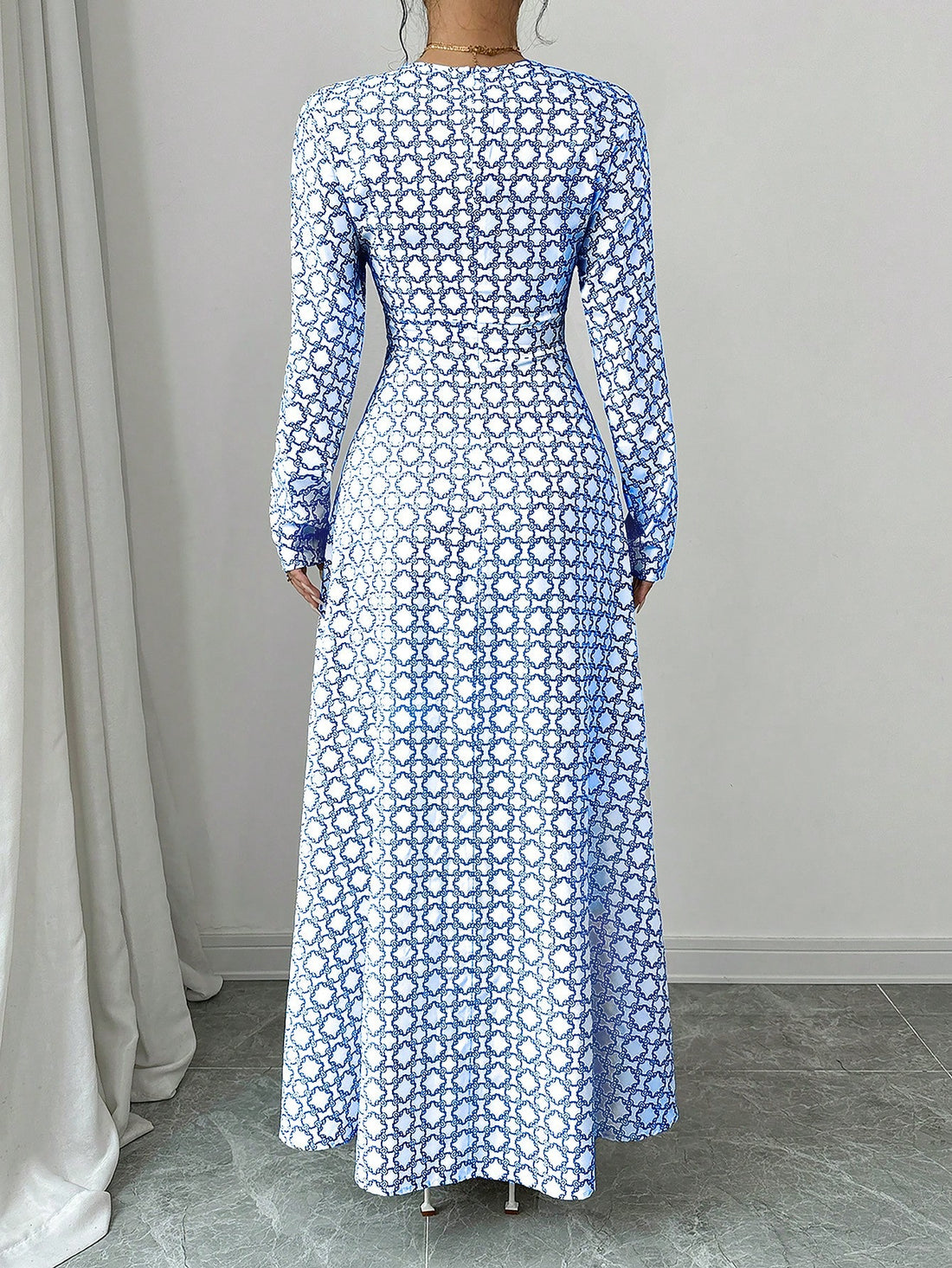 Effortlessly embody the chic autumn vibes in this versatile maxi dress. The cinched waist flatters your figure, while the all-over print adds a playful touch. Perfect for any occasion, this dress will effortlessly elevate your style. (Maxi-mize your style game with this chic autumn dress!)