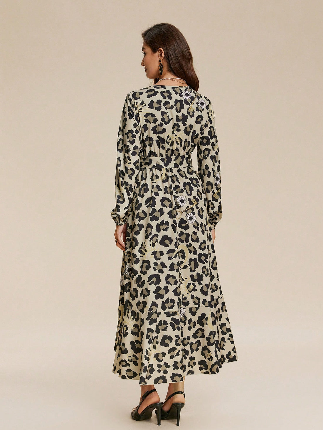 Unleash your wild side with our Chic Leopard Print Dress! Perfect for the stylish woman, this dress boasts a flattering V-neckline and elegant lantern sleeves. Embrace the autumn season in style and turn heads with this playful and trendy dress.