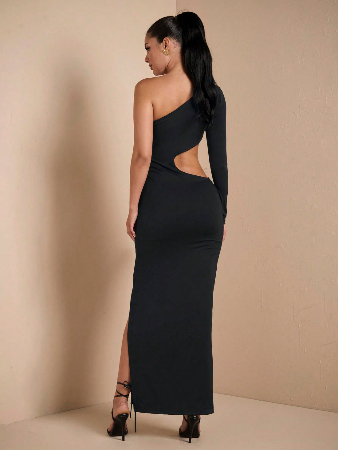 Stand out at your next autumn-winter event with our Chic Asymmetrical Shoulder Maxi Dress! Elegant yet playful, this dress features a unique one-shoulder design and stylish hollow-out long sleeves. Perfect for making a statement and turning heads.