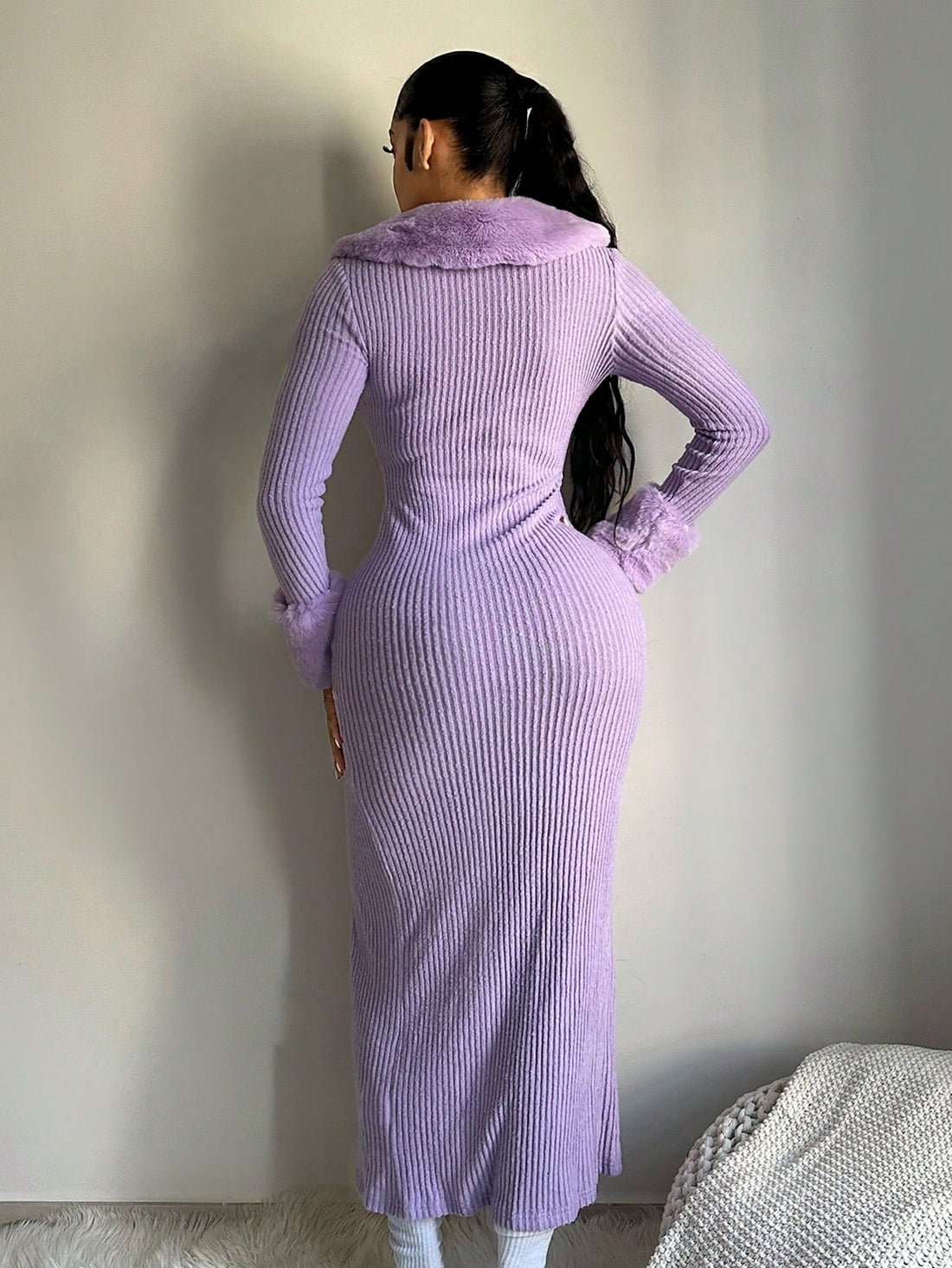 This Chic Purple Long-Sleeve Faux Fur Patchwork Dress for Winter combines style and warmth for the perfect winter outfit. The long-sleeves and faux fur patchwork provide comfort and fashion, while the chic purple color adds a touch of sophistication. Perfect for staying cozy and stylish during the colder months.