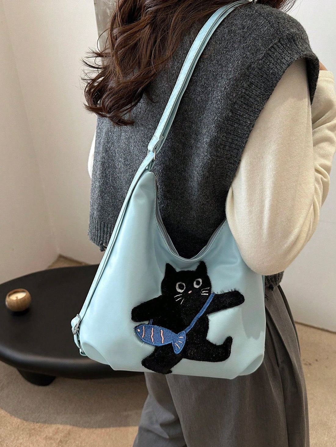 This handbag is the perfect accessory for the colder seasons. Made with durable materials, it can be worn as a shoulder bag or crossbody, providing versatility for any occasion. Stay stylish and keep your belongings secure with this chic handbag.