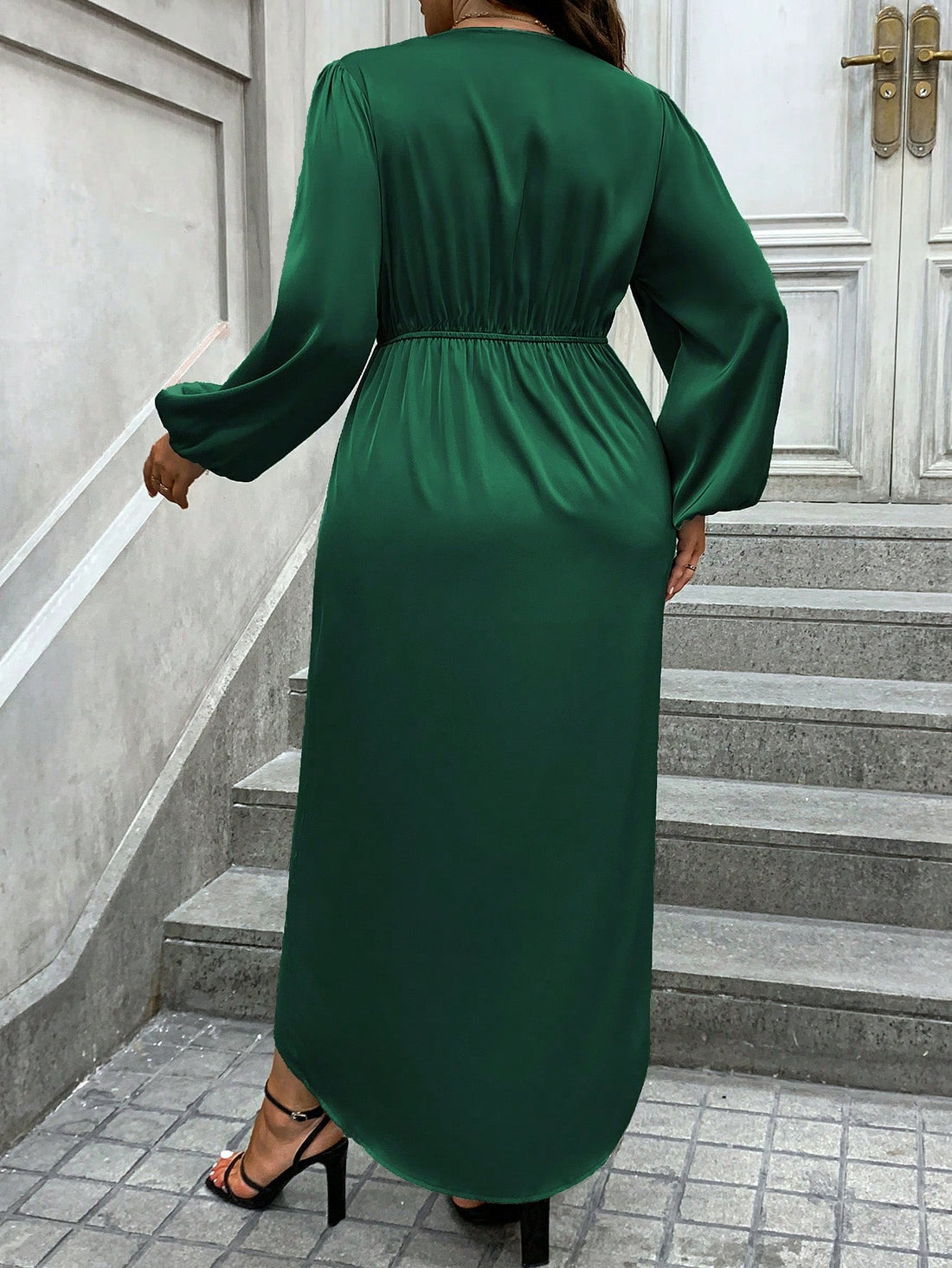 Experience elegance and comfort in our Plus Size V-Neck Lantern Sleeve Wrap Dress. Perfect for both spring and autumn, our dress features a flattering wrap style and statement lantern sleeves. The perfect addition to your wardrobe for any occasion.