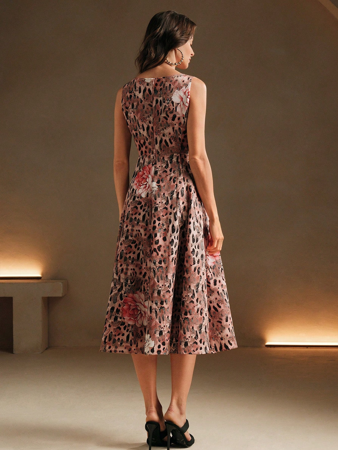 This mid-length dress boasts an elegant design with a stylish leopard floral print, perfect for the autumn and winter seasons. Upgrade your wardrobe with this trendy yet timeless piece.