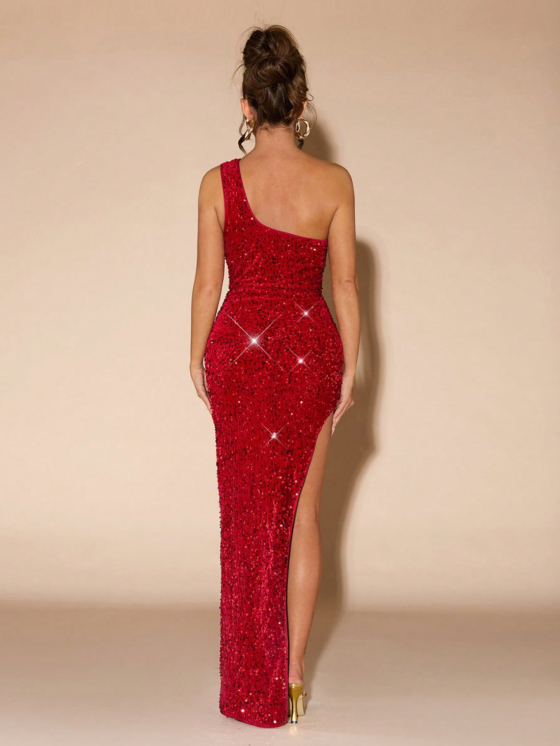 Sparkle and shine in our Elegant Glitter & Sequin Maxi Dress! Perfect for parties, dates, and festive celebrations. Add a touch of glamour to any occasion with this stunning dress. Ready to make a statement? This dress is sure to turn heads!