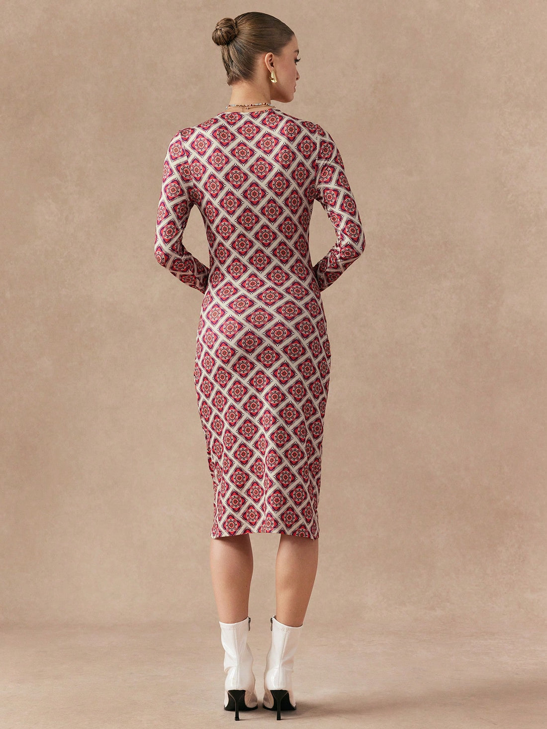 Effortlessly elegant, this chic knitted dress features a stylish plaid print that adds a touch of playful sophistication. With a flattering long sleeve design, this dress is perfect for any occasion. Embrace your quirky side with this unique and fashionable piece that will make you stand out from the crowd.