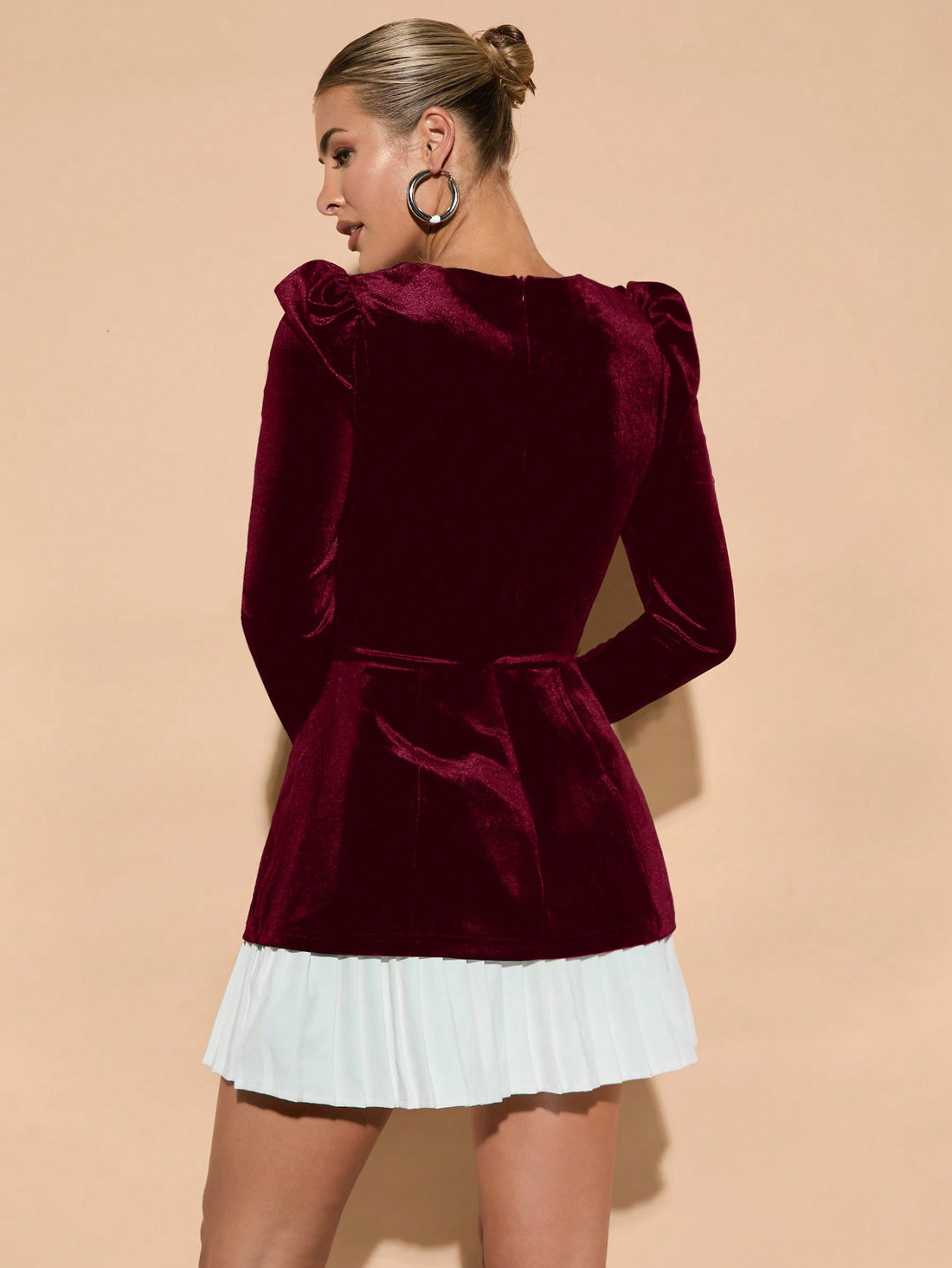 Add a touch of elegance to any occasion with this women's velvet colorblock puff sleeve dress. Perfect for autumn-winter, it transitions effortlessly from the beach resort to formal parties. The unique colorblock design and playful puff sleeves make it a standout choice for any style-savvy woman.