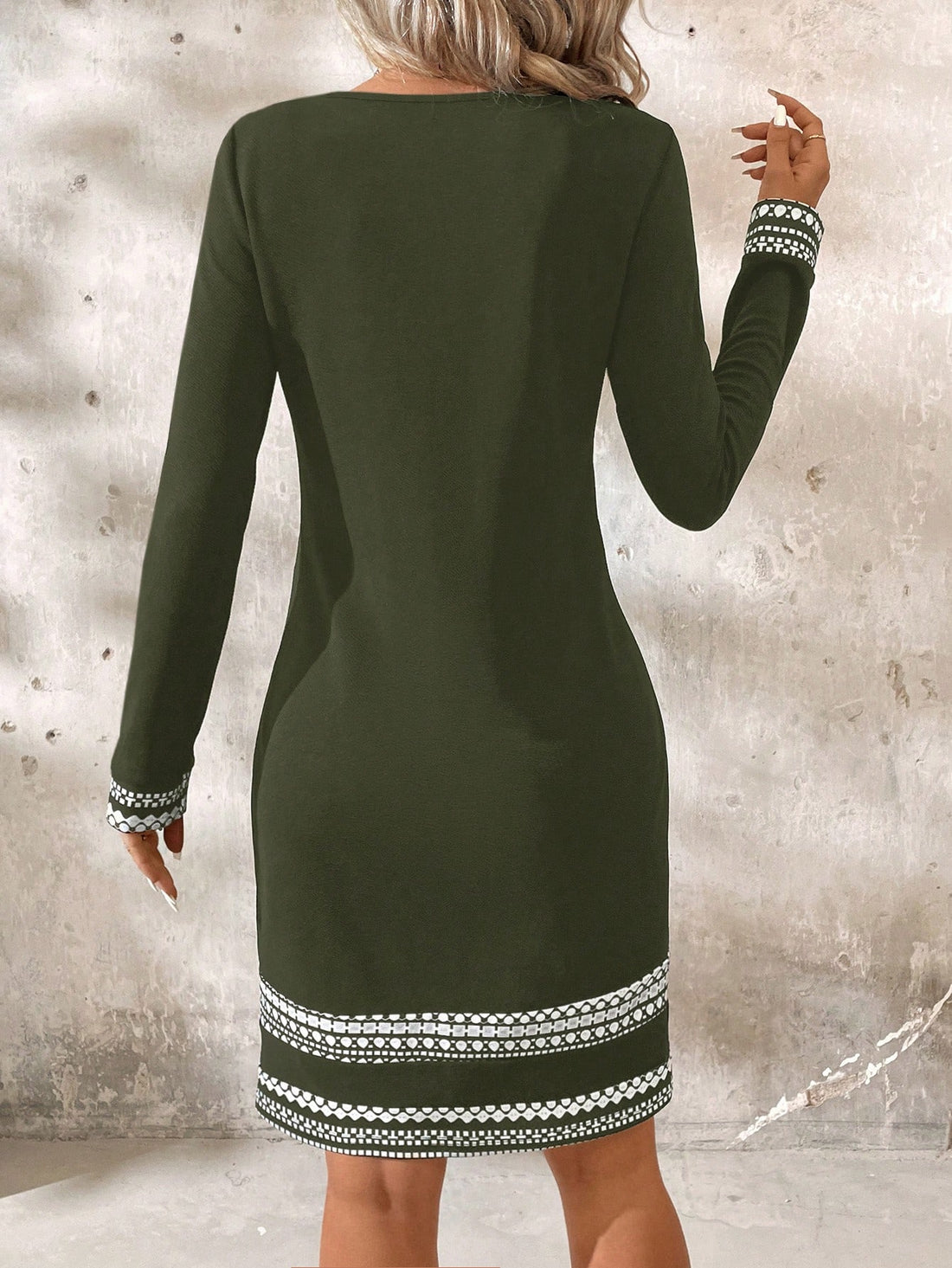 This stylish dress combines contrasting colors with a geometric print, perfect for the spring and autumn seasons. Its long sleeves provide coverage while the fitted design flatters your figure. Look effortlessly elegant in this versatile dress.