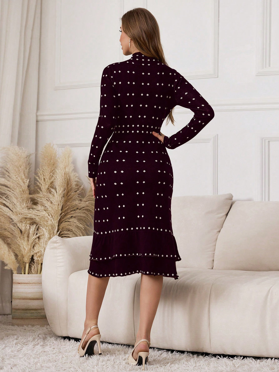 This chic sweater dress features a stand collar and cinched waist, making it ideal for both autumn and winter. The sleek design oozes sophistication, while the cinched waist provides a flattering silhouette. Perfect for staying stylish and comfortable during the colder months.