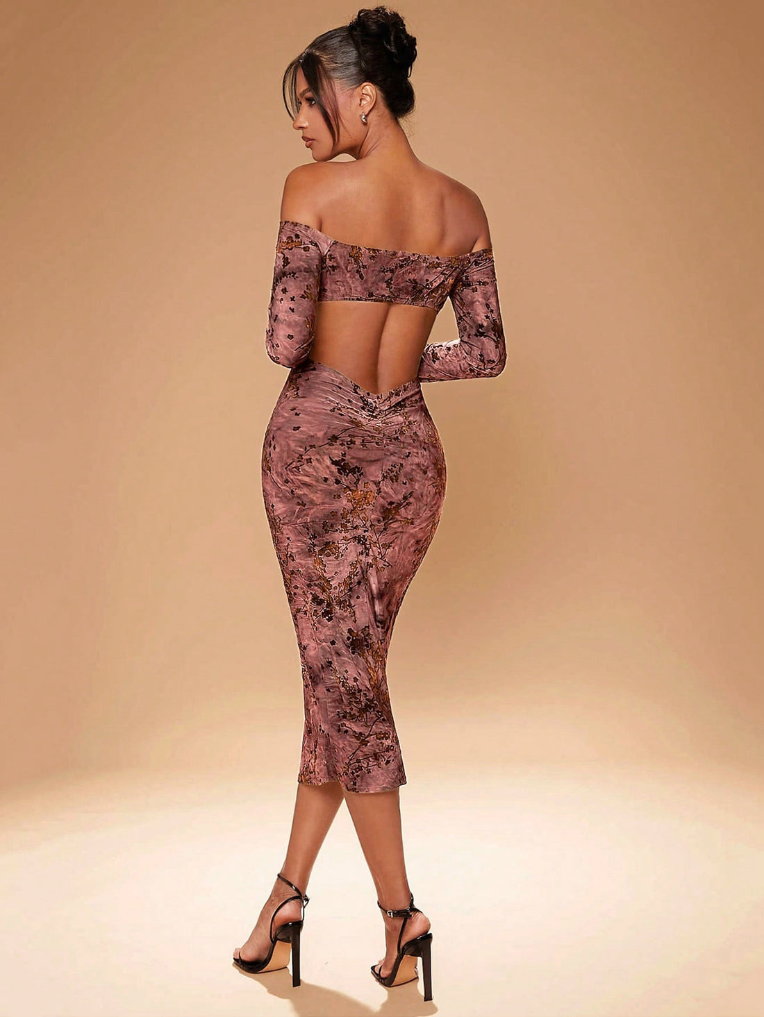 This elegant off-shoulder bodycon dress features a vintage print design that adds a touch of sophistication. The backless design creates a sensual look, while the bodycon fit accentuates your curves. Perfect for a formal event or a night out, this dress exudes timeless elegance.
